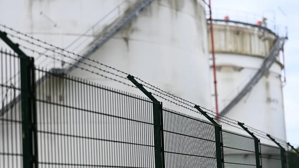 Tanks-der-BP-Raffinerie-in-Lingen-Im-Fall-einer-Sperrung-der-Strasse-von-Hormus-koennten-Oel-und-Gasimporte-weltweit-unter-Druck-geraten-mit-moeglichen-Folgen-fuer-Energiepreise-und-Infrastruktur-auch-in-Deutschland