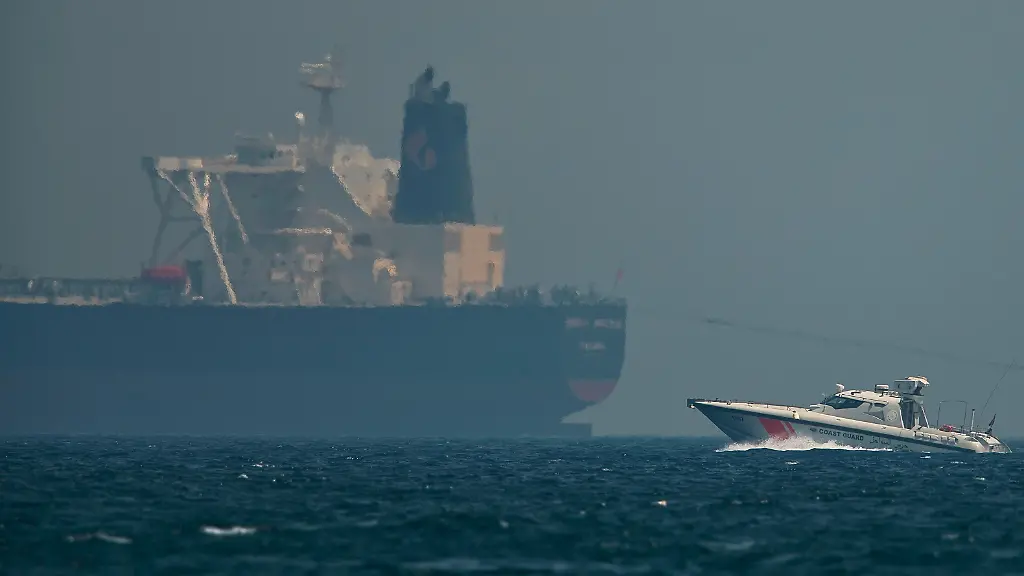 Ein-Boot-der-Kuestenwache-der-Vereinigten-Arabischen-Emirate-passiert-einen-Oeltanker-Nach-Berichten-ueber-angebliche-Sabotageakte-gegen-Handelsschiffe-im-Golf-von-Oman-wachsen-die-Spannungen-in-der-Region-Zwei-saudische-Oeltanker-seien-bei-dem-Sabotageangriff-schwer-beschaedigt-worden