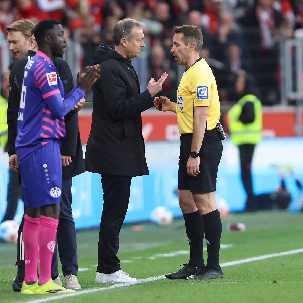 Trainer-Kasper-Hjulmand-Bayer-04-Leverkusen-und-Schiedsrichter-Tobias-Stieler-diskutieren-Diskussion-waehrend-des-Spiels-der-Bundesliga-zwischen-Bayer-04-Leverkusen-und-1-FSV-Mainz-05-BayArena-am-28-February-2026-in-Leverkusen-Deutschland-Foto-von-Oliver-Kaelke-DeFodi-Images-Trainer-Kasper-Hjulmand-Bayer-04-Leverkusen-und-Schiedsrichter-Tobias-Stieler-discusses-discussion-during-the-Bundesliga-match-between-Bayer-04-Leverkusen-and-1-FSV-Mainz-05-at-BayArena-on-February-28-2026-in-Leverkusen-Germany-Photo-by-Oliver-Kaelke-DeFodi-Images-DFL-regulations-prohibit-any-use-of-photographs-as-image-sequences-and-or-quasi-video