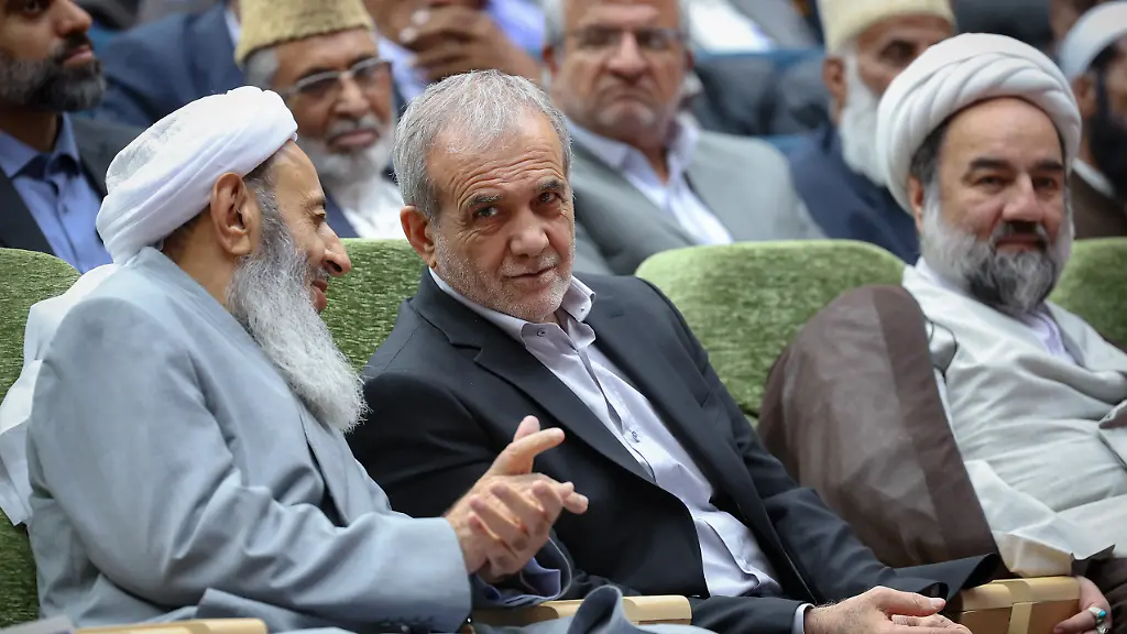 Irans-Praesident-Massud-Peseschkian-M-spricht-mit-dem-Fuehrer-der-sunnitischen-Bevoelkerung-Irans-Abdolhamid-Ismaeelzahi-L-waehrend-einer-Zeremonie-in-Sistan-und-Baluchestan-Ismaeelzahi-ist-ein-iranischer-sunnitischer-Geistlicher-der-als-spiritueller-Fuehrer-der-sunnitischen-muslimischen-Bevoelkerung-des-Irans-gilt