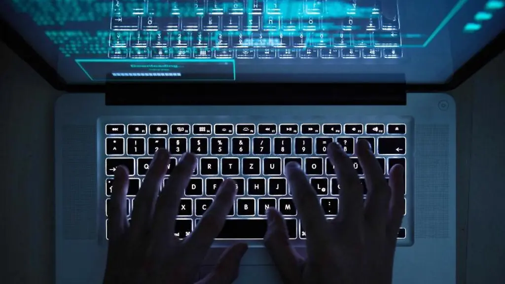 Haende-tippen-auf-einem-Laptop