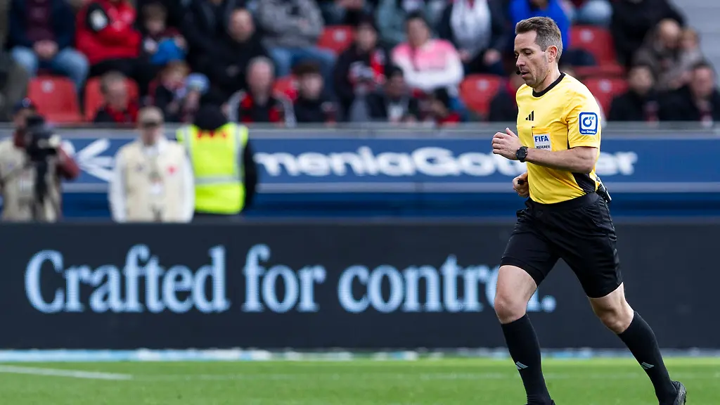 LEVERKUSEN-GERMANY-FEBRUARY-28-Referee-Tobias-Stieler-during-the-Bundesliga-match-between-Bayer-04-Leverkusen-vs-1-FSV-Mainz-05-on-matchday-24-at-BayArena-on-February-28th-2026-in-Leverkusen-Germany