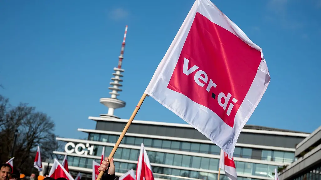 Nach-dem-48-stuendigen-Warnstreik-in-Hamburg-laeuft-der-OePNV-wieder-an-Archiv