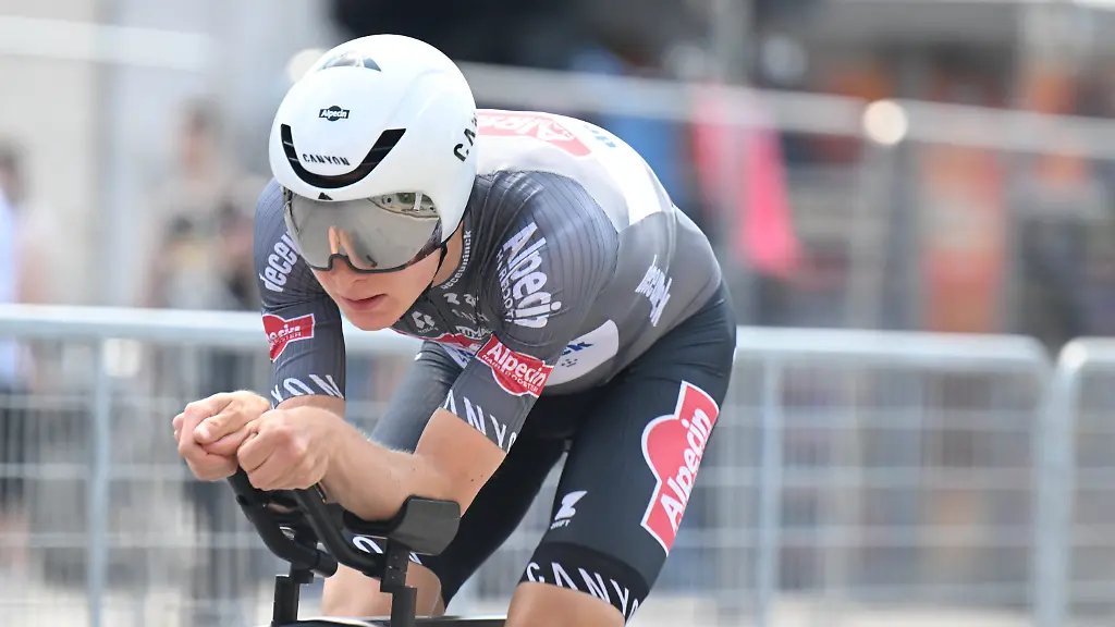 10-05-2025-Giro-D-italia-Tappa-02-Tirana-Tirana-2025-Alpecin-Deceuninck-Hollmann-Juri-Tirana-PUBLICATIONxNOTxINxITAxFRAxNED