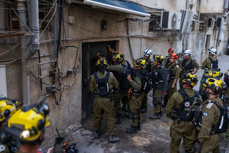 Members-of-Israel-s-military-Search-and-Rescue-Brigade-work-to-enter-a-building-after-missiles-were-launched-towards-Israel-from-Iran-following-strikes-by-Israel-and-the-U-S-on-Iran-in-Ramat-Gan-Israel-February-28-2026-REUTERS-Itai-Ron-ISRAEL-OUT