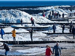 Mecklenburg-Vorpommern: Frühlingsauftakt mit Eistürmen am Strand