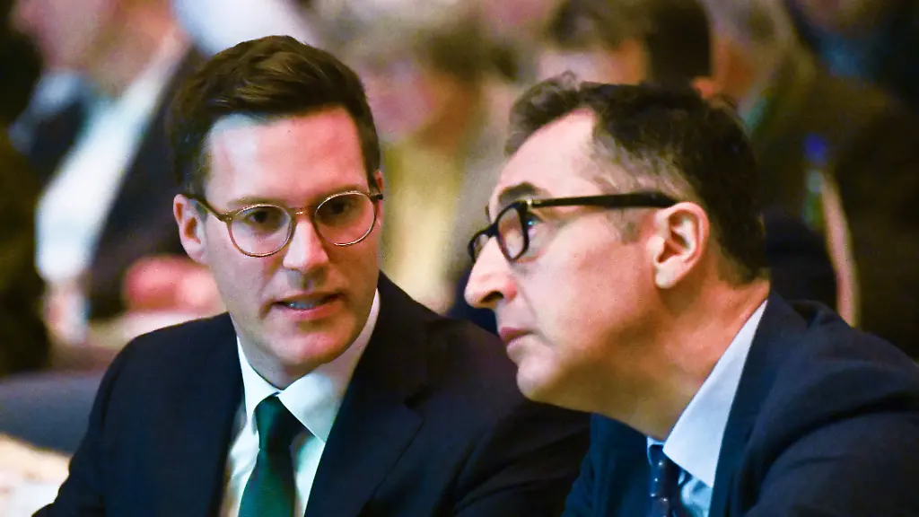 Die-Spitzenpolitiker-fuer-die-Landtagswahl-in-Baden-Wuerttemberg-2026-Manuel-Hagel-l-CDU-und-Cem-Oezdemir-r-Buendnis-90-Die-Gruenen-sitzen-bei-bei-der-35-Mitgliederversammlung-des-Landesbauernverbandes-Baden-Wuerttemberg-nebeneiner-fuer-eine-Podiumsdiskussion