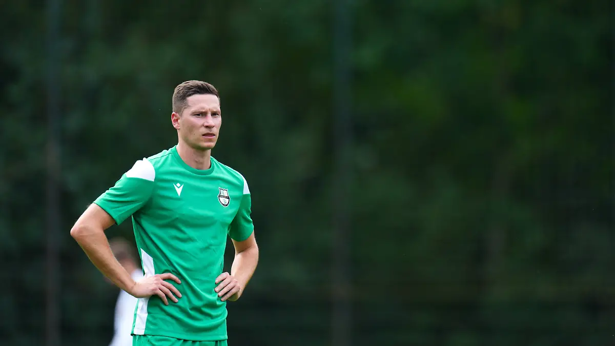 2025-07-19-Al-Ahli-SC-v-Helmond-Pre-season-friendly-MIERLO-NETHERLANDS-JULY-19-Julian-Draxler-of-Al-Ahli-SC-looks-on-during-the-Pre-season-friendly-match-between-Al-Ahli-SC-and-Helmond-Sport-at-Sportpark-de-Ark-on-July-19-2025-in-Mierlo-Netherlands-Mierlo-Sportpark-de-Ark-Netherlands-Content-not-available-for-redistribution-in-The-Netherlands-directly-or-indirectly-through-any-third-parties