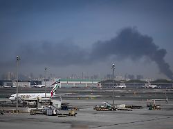 Flugverkehr kommt zum Stillstand: Zehntausende sitzen nach iranischen Angriffen in den Golfstaaten fest