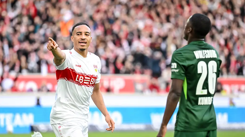 Fussball-Bundesliga-VfB-Stuttgart-VfL-Wolfsburg-24-Spieltag-MHPArena-Jamie-Leweling-l-VfB-Stuttgart-jubelt-nach-seinem-Tor-zum-2-0-Sael-Kumbedi-r-VfL-Wolfsburg-reagiert-unzufrieden