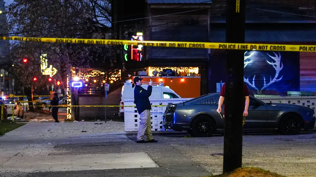 An-FBI-agent-investigates-the-scene-after-a-shooting-on-Sunday-March-1-2026-in-Austin-Ricardo-B