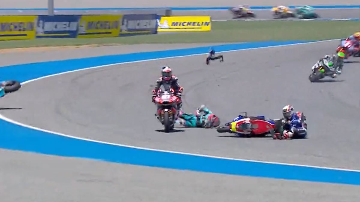 Der Sport-Tag: Schockmoment bei Moto2: Motorradfahrer bleibt trotz ...