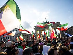 Berlin & Brandenburg: Ausgelassene Stimmung bei Iran-Demo am Brandenburger Tor