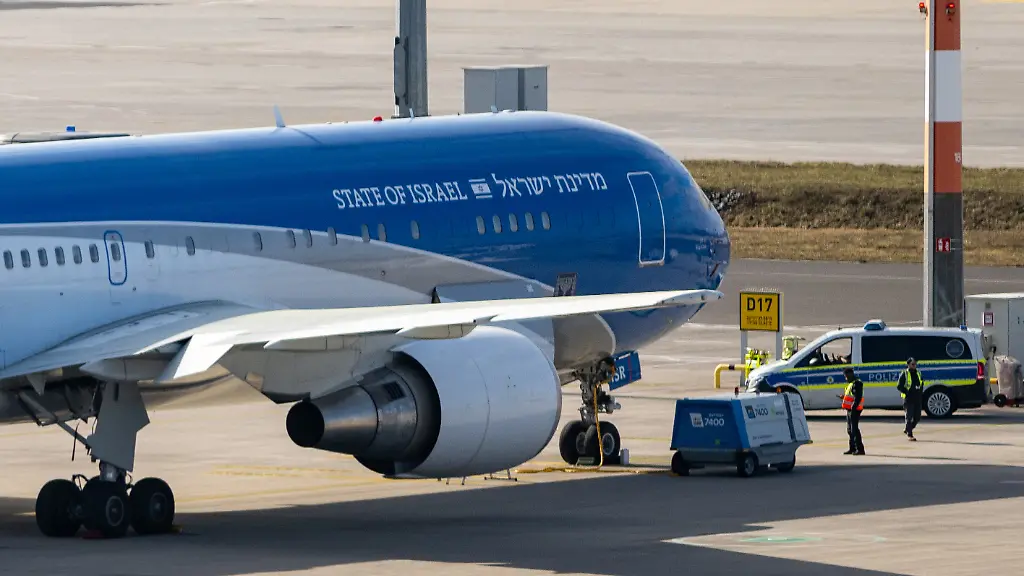 Israels-Staatsflugzeug-Fluegel-Zions-steht-am-Flughafen-BER-Israel-hat-seinen-Staatsflieger-wegen-der-militaerischen-Eskalation-mit-dem-Iran-in-Deutschland-in-Sicherheit-gebracht