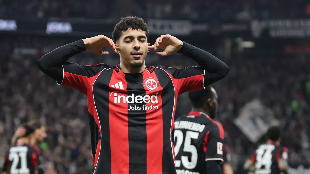 Torjubel-Tor-zum-1-0-durch-Torschuetzen-Fares-Chaibi-Eintracht-Frankfurt-Nr-8-1-Minute-nach-Einwechslung-Eintracht-Frankfurt-SC-Freiburg-Bundesliga-BL-Saison-2025-2026-24-Spiel-01-03