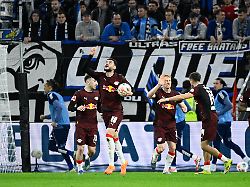 Erst fliegen Tennisbälle: Leipzig dreht Rückstand mit Hacke und HSV-Schnitzer