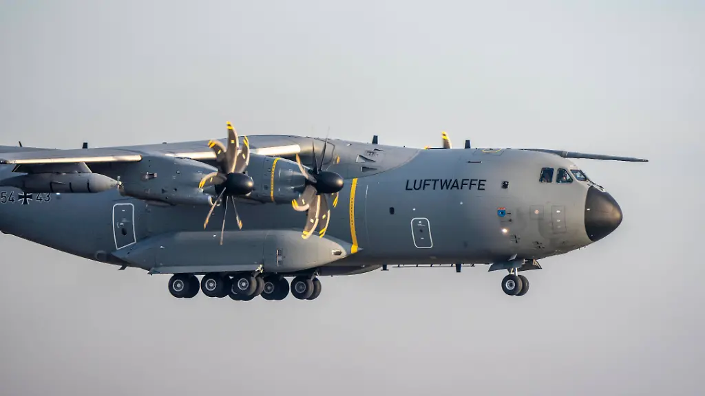 Airbus-A400-Transportflugzeug-der-Deutschen-Luftwaffe-beim-Landeanflug-auf-den-Flughafen-Koeln-Bonn-CGN-gehoert-zum-Lufttransportgeschwaders-62-Luftbetankungssonde-NRW-Deutschland-Flughafen-CGN-Airbus-A400-transport-aircraft-of-the-German-Air-Force-on-approach-to-Cologne-Bonn-Airport-CGN-part-of-Air-Transport-Wing-62-Air-Refueling-Probe-NRW-Germany-Airport-CGN