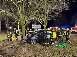 Niedersachsen & Bremen: Auto fährt gegen Baum – Beifahrerin in Lebensgefahr