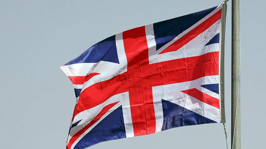 14-02-2026-Riad-SAU-Nationalfahne-von-Grossbritannien-aussen-Aussenaufnahme-Beflaggung-blau-britisch-England-englisch-Fahne-Flagge-flattern-flatternd-flattert-Freisteller-gehisst-Grossbritannien-Himmel-Laenderfahne-Laenderflagge-Landesfahne-Landesfarben-Landesflagge-Nation-national-Nationalfahne-Nationalfarben-Nationalflagge-Nationalitaet-niemand-QF-Querformat-rot-Staat-Staatsfahne-Staatsflagge-Staatssymbol-Symbol-Symbolfoto-Symbolik-symbolisch-Union-Jack-wehen-wehend-weht-weiss-Wind-260214D009RIAD