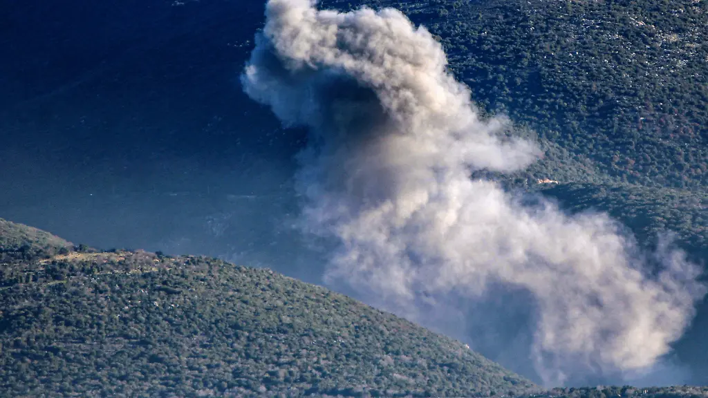 28-02-2026-Libanon-Al-Qatrani-Nach-israelischen-Luftangriffen-auf-die-Gebirgsketten-im-Suedlibanon-steigt-Rauch-aus-angeblich-pro-iranischen-Hisbollah-Gebieten-in-dem-suedlibanesischen-Dorf-Al-Qatrani-auf