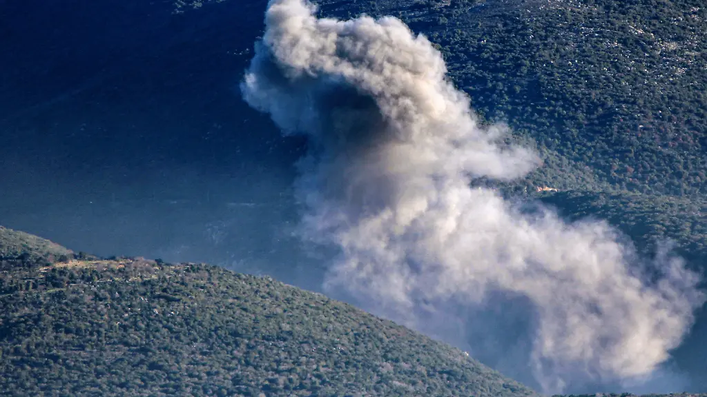 28-02-2026-Libanon-Al-Qatrani-Nach-israelischen-Luftangriffen-auf-die-Gebirgsketten-im-Suedlibanon-steigt-Rauch-aus-angeblich-pro-iranischen-Hisbollah-Gebieten-in-dem-suedlibanesischen-Dorf-Al-Qatrani-auf