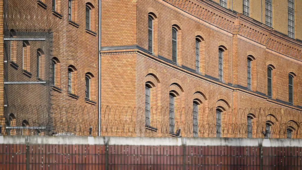 Der-Zaun-der-Justizvollzugsanstalt-JVA-Moabit