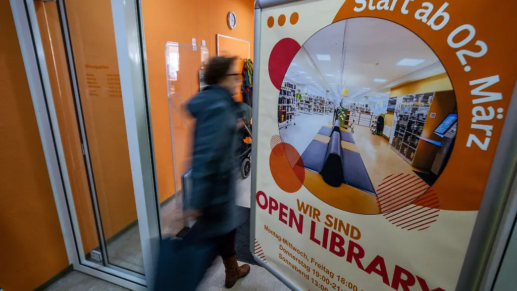 In-der-Stadtbibliothek-Schwerin-startet-am-Montag-2-Maerz-die-Open-Library-Nutzerinnen-und-Nutzer-koennen-dann-selbststaendig-die-Angebote-der-Bibliothek-bis-in-die-Abendstunden-nutzen