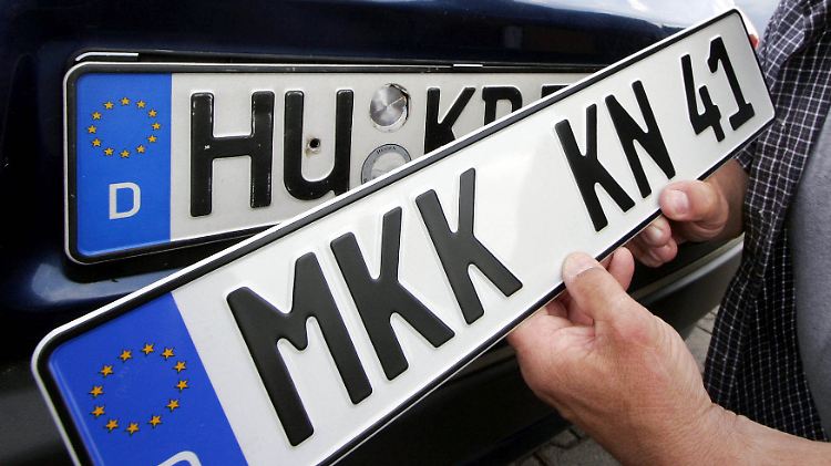 Als 2005 im Main-Kinzig-Kreis MKK eingeführt wurde, blieb HA für Hanau erhalten.