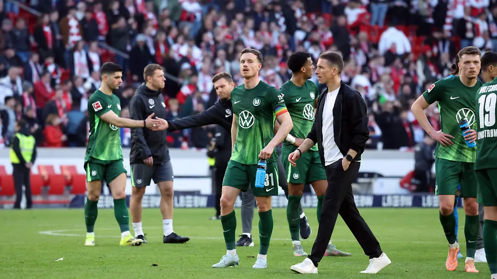 Deutschland-Stuttgart-01-03-2026-Fussball-Bundesliga-Saison-2025-2026-VfB-Stuttgart-VfL-Wolfsburg-4-0-v-l-Yannick-Gerhardt-VfL-Wolfsburg-Daniel-Bauer-Trainer-VfL-Wolfsburg