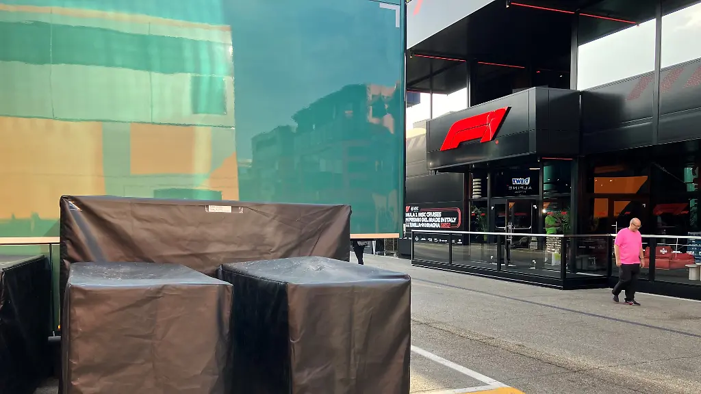 Transportkisten-stehen-vor-dem-Formel-1-Motorhome-im-Fahrerlager