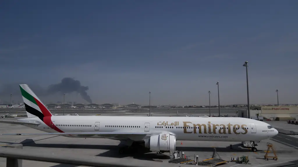 Ein-Flugzeug-der-Fluggesellschaft-Emirates-steht-auf-dem-Vorfeld-des-internationalen-Flughafens-von-Dubai