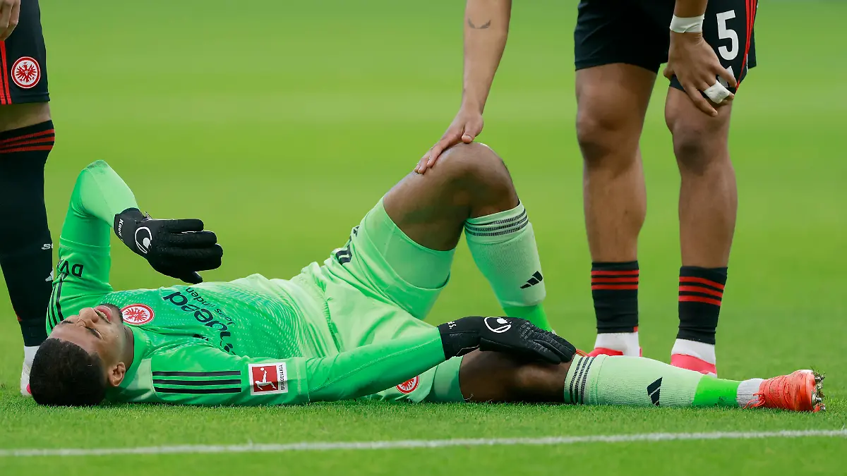 v-l-n-r-Torwart-Kaua-Santos-Eintracht-Frankfurt-40-verletzt-verletzung-injury-Fussball-Bundesliga-Eintracht-Frankfurt-SC-Freiburg-im-Deutsche-Bank-Park-Frankfurt-am-Main-Deutschland-am-1-Maerz-2026-Bundesliga-match-between-Eintracht-Frankfurt-and-SC-Freiburg-at-the-Deutsche-Bank-Park-Frankfurt-Germany-on-March-1-2026-DFL-REGULATIONS-PROHIBIT-ANY-USE-OF-PHOTOGRAPHS-AS-IMAGE-SEQUENCES-AND-OR-QUASI-VIDEO