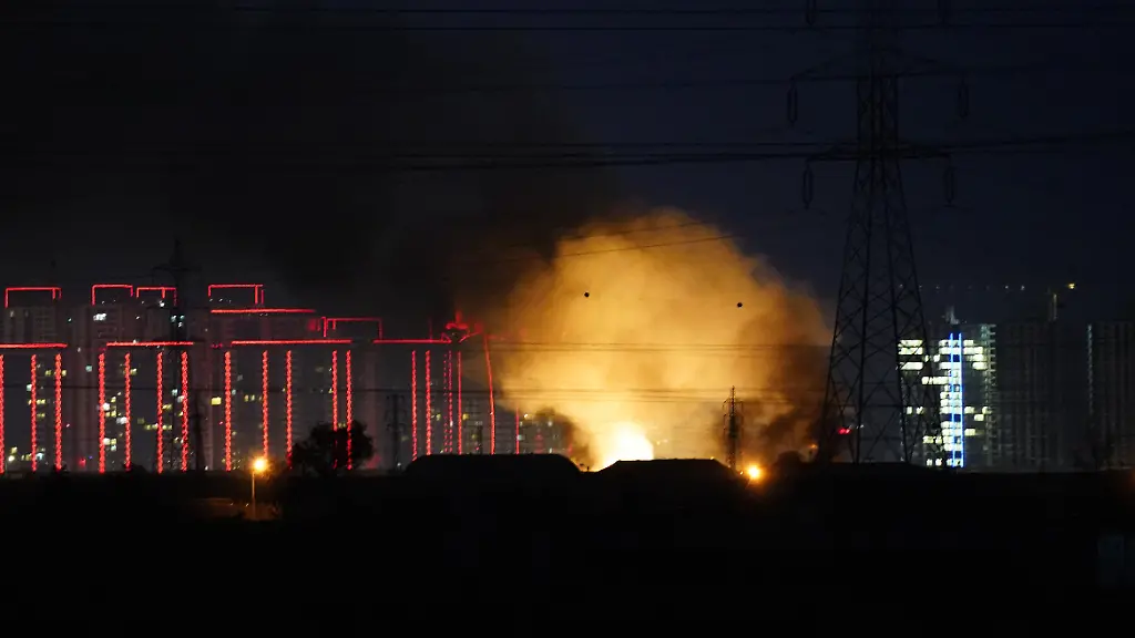 WIEDERHOLUNG-MIT-ENGEREM-BILDAUSSCHNITT-Rauch-und-Flammen-steigen-in-der-Naehe-des-internationalen-Flughafens-von-Erbil-nach-Explosionen-auf-nachdem-die-Luftabwehrsysteme-intensive-Abfangoperationen-durchgefuehrt-haben-Erbil-ist-die-Hauptstadt-der-Autonomen-Region-Kurdistan-im-Nordirak-und-gilt-als-strategisch-wichtiger-Standort-mit-diplomatischen-Vertretungen-Auch-ein-US-Luftwaffenstuetzpunkt-befindet-sich-im-Raum-Erbil