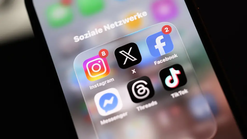 Die-CDU-hat-sich-auf-dem-Parteitag-in-Stuttgart-dafuer-dafuer-ausgesprochen-dass-dass-es-ein-Mindestalter-von-14-Jahren-fuer-fuer-soziale-Medien-geben-soll-Die-App-von-Instagram-X-Facebook-Messenger-Threads-und-TikTok-sind-in-dem-Ordner-Soziale-Netzwerke-auf-einem-Smartphone-Display-geoeffnet-geoeffnet-Social-Media-am-22-02-2026-in-Siegen-Deutschland