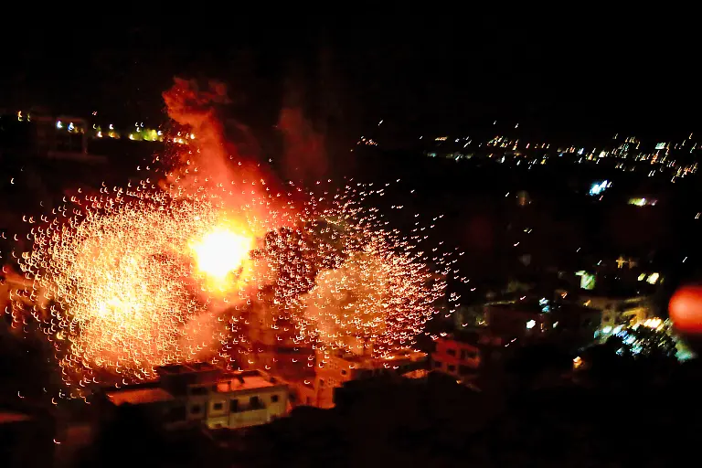 Das-Foto-zeigt-einen-israelischen-Angriff-auf-Gebaeude-im-Dorf-Kfarhatta-im-Suedlibanon