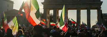 Menschen-jubeln-auf-einer-Iran-Demonstration-auf-dem-Pariser-Platz-vor-dem-Brandenburger-Tor