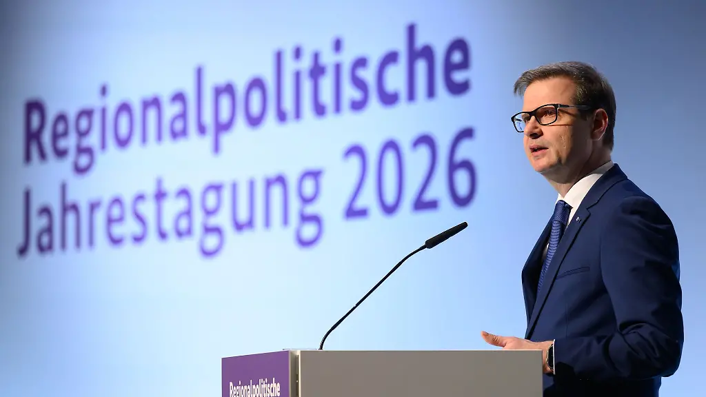 IHK-Praesident-Sascha-Glaesser-fordert-auf-der-regionalpolitischen-Jahrestagung-in-Halle-mehr-energiepolitische-Souveraenitaet