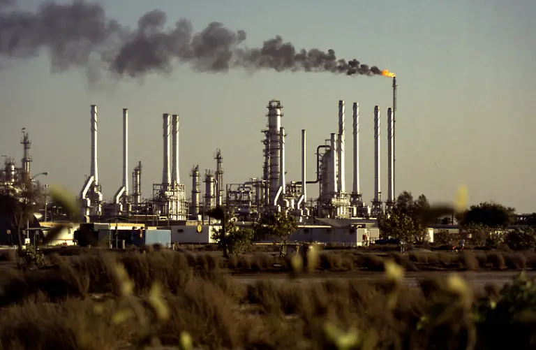 Ras-Tanura-Chief-Saudi-Oil-Refinery-Supertanker-Export-Terminal-The-world-s-largest-oil-refinery-oil-storage-tank-farm-and-chief-crude-oil-export-terminal-operated-by-Saudi-Aramco-at-Ras-Tanura-Saudi-Arabia-Ras-Tanura-Saudi-Arabia-EDITORIAL-USE-ONLY-Copyright-xx-BarryxIversonxPhotographyx-bivphotos006442