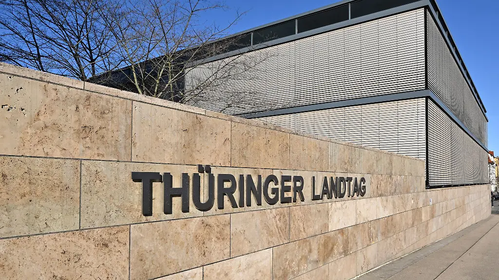 Im-Thueringer-Landtag-haben-Abgeordnete-ueber-Lehren-aus-der-geplanten-Schliessung-des-Zalando-Standorts-in-Erfurt-diskutiert