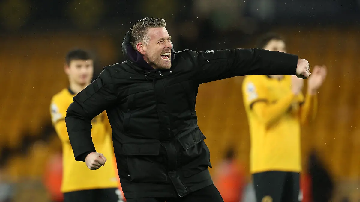 Soccer-Football-Premier-League-Wolverhampton-Wanderers-v-Aston-Villa-Molineux-Stadium-Wolverhampton-Britain-February-27-2026-Wolverhampton-Wanderers-manager-Rob-Edwards-celebrates-after-the-match-Action-Images-via-Reuters-Andrew-Boyers-EDITORIAL-USE-ONLY-NO-USE-WITH-UNAUTHORIZED-AUDIO-VIDEO-DATA-FIXTURE-LISTS-CLUB-LEAGUE-LOGOS-OR-LIVE-SERVICES-ONLINE-IN-MATCH-USE-LIMITED-TO-120-IMAGES-NO-VIDEO-EMULATION-NO-USE-IN-BETTING-GAMES-OR-SINGLE-CLUB-LEAGUE-PLAYER-PUBLICATIONS-PLEASE-CONTACT-YOUR-ACCOUNT-REPRESENTATIVE-FOR-FURTHER-DETAILS