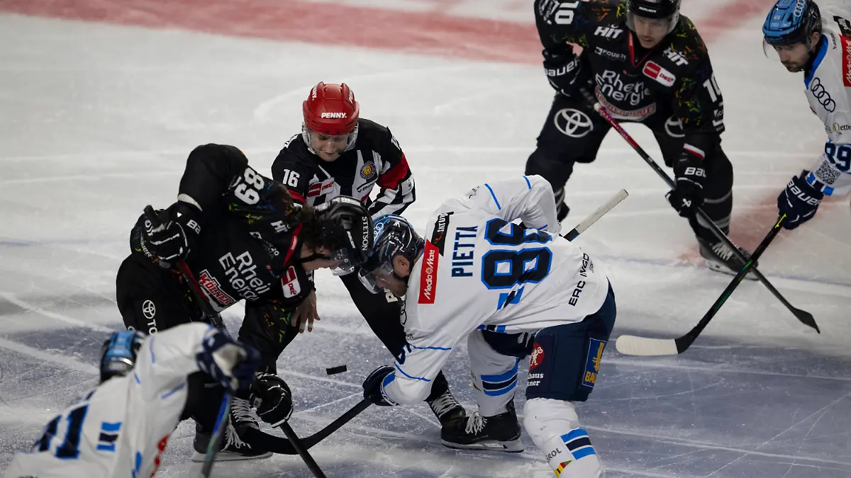 PENNY-DEL-1-Koelner-Haie-ERC-Ingolstadt-Koeln-27-02-2026-Sean-MacFarlane-Hauptschiedsrichter-16-Gregor-Macleod-Koelner-Haie-Sturm-89-Daniel-Pietta-ERC-Ingolstadt-Sturm-86-PENNY-DEL-1-Koelner-Haie-ERC-Ingolstadt-am-27-02-2026-in-der-Lanxess-Arena-in-Koeln-Deutschland