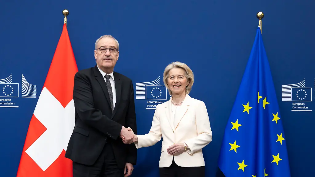 Der-Schweizer-Bundespraesident-Guy-Parmelin-links-und-die-Praesidentin-der-Europaeischen-Kommission-Ursula-von-der-Leyen-schuetteln-sich-vor-der-Unterzeichnung-eines-Pakets-bilateraler-Abkommen-zwischen-der-Europaeischen-Union-und-der-Schweiz-die-Haende