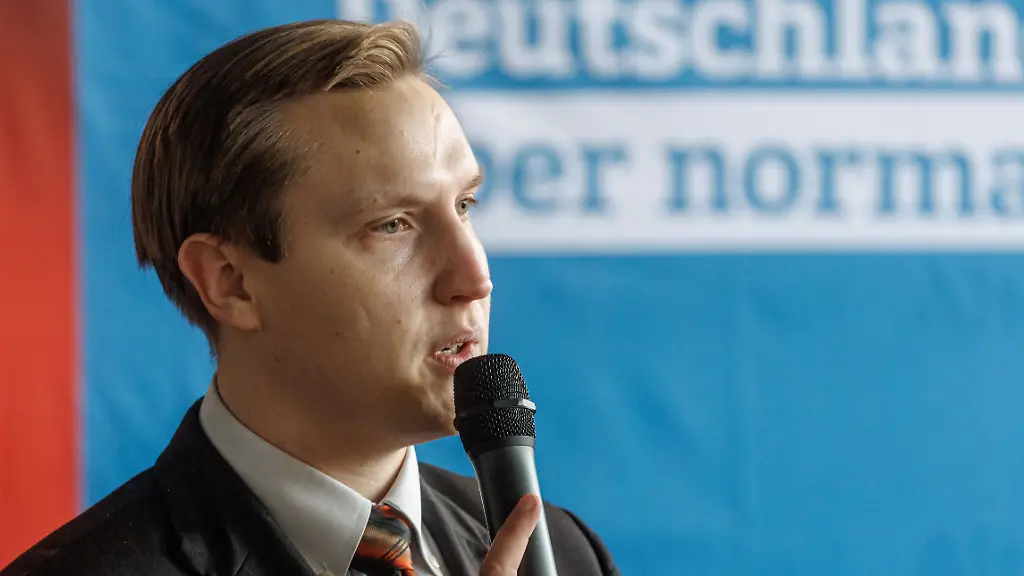 Kevin-Dorow-AfD-Beisitzer-im-Landesvorstand-der-AfD-Schleswig-Holstein-spricht-auf-der-Gruendungsveranstaltung-des-Schleswig-Holsteinischen-Landesverbands-der-Generation-Deutschland-der-Jugendorganisation-der-AfD