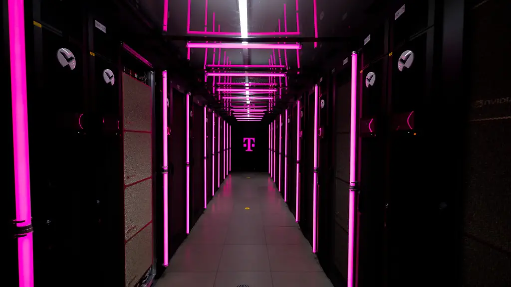 Serverschraenke-sind-in-einem-Rechenzentrum-der-KI-Fabrik-Industrial-AI-Cloud-der-Telekom-und-NVIDIA-waehrend-der-offiziellen-Eroeffnung-zu-sehen-Das-Rechenzentrum-ist-nach-Angaben-der-Unternehmen-eine-der-groessten-KI-Fabriken-in-Europa