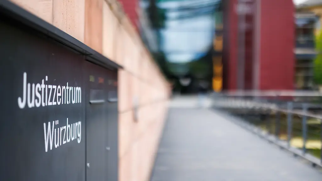 Justizzentrum-Wuerzburg-steht-auf-einem-Schild-im-Eingangsbereich-zum-Landgericht