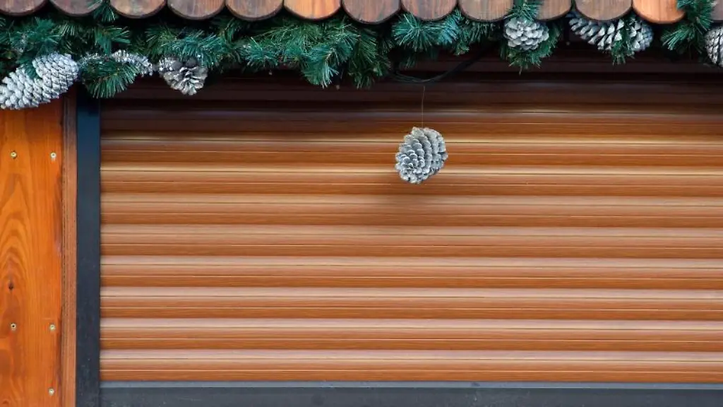 Der-geschlossene-Rollladen-einer-Bude-eines-Weihnachtsmarktes
