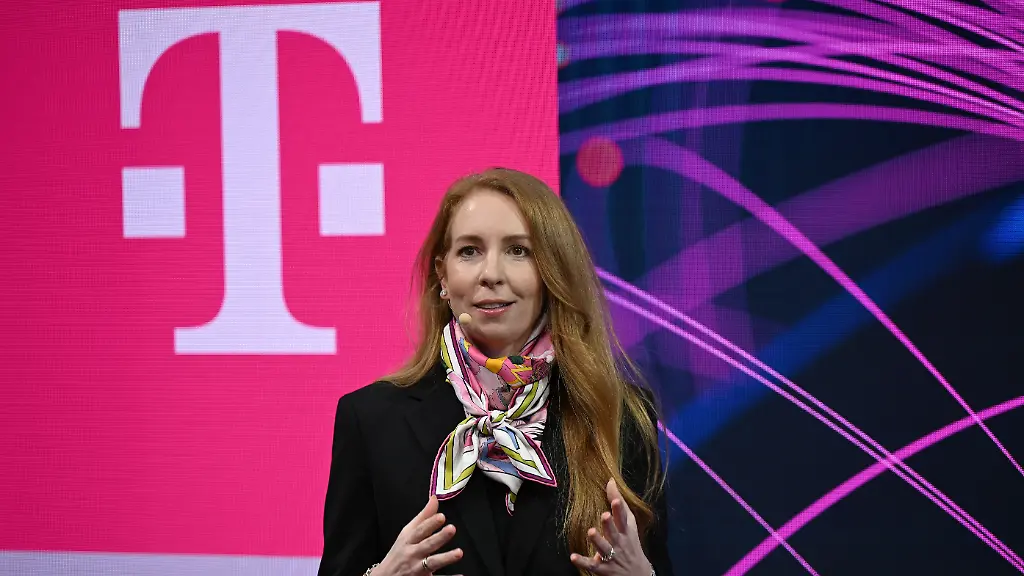 Stephanie-Bednarek-Vice-President-of-Starlink-Sales-spricht-waehrend-der-Mobilfunkmesse-Mobile-World-Congress-MWC-auf-der-Buehne-des-Messestandes-der-Deutschen-Telekom-Telekom-Kunden-sollen-ab-2028-nicht-mehr-im-Funkloch-landen-weil-sie-dann-mit-Starlink-Satelliten-verbunden-werden