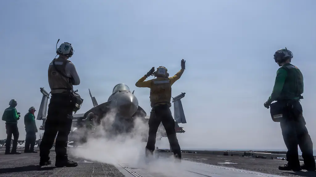 28 de febrero de 2026-Ubicación-no-revelada-AUS-Navy-FA-18E-Super-Hornet-con-los-Vigilantes-of-Strike-Fighter-Squadron-151-se-prepara-para-el-lanzamiento-desde-la-cubierta-de-vuelo-del-portaaviones-clase-Nimitz -USS-Abraham-Lincoln-durante-la-Operación-Furia-épica-28-de-febrero-de-2026-desde-un-lugar-no-revelado-Estados-Unidos-e-Israel-lanzaron-ataques-conjuntos-contra-Irán-Imagen-de-Credit-A-Msgt-Kulani-Lakanaria-EE.UU.