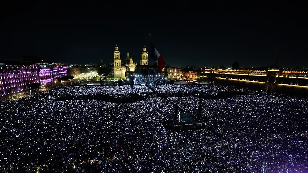 Der-kolumbianische-Popstar-Shakira-gibt-ein-kostenloses-Konzert-auf-dem-Zocalo