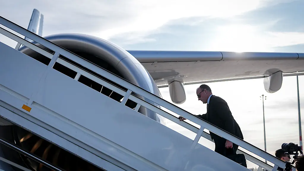 Bundeskanzler-Friedrich-Merz-CDU-geht-zum-Airbus-A350-der-Luftwaffe-auf-dem-militaerischen-Teil-des-Flughafens-Berlin-Brandenburg-BER-fuer-den-Flug-nach-Washington-D-C-in-den-USA-Der-Kanzler-trifft-sich-am-Dienstag-zum-zweiten-Mal-mit-dem-US-Praesidenten-im-Weissen-Haus